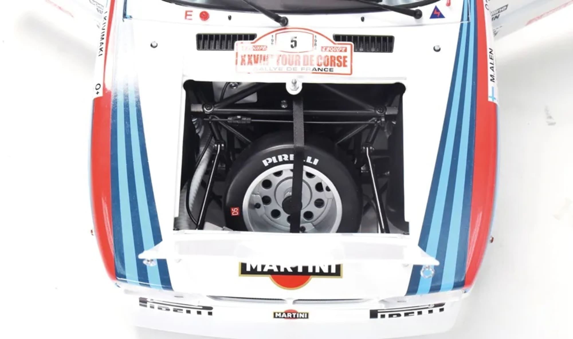 IXO Lancia 037 Metallbausatz 1_8 mit Martini Racing Design_ Licht- und Soundfunktion