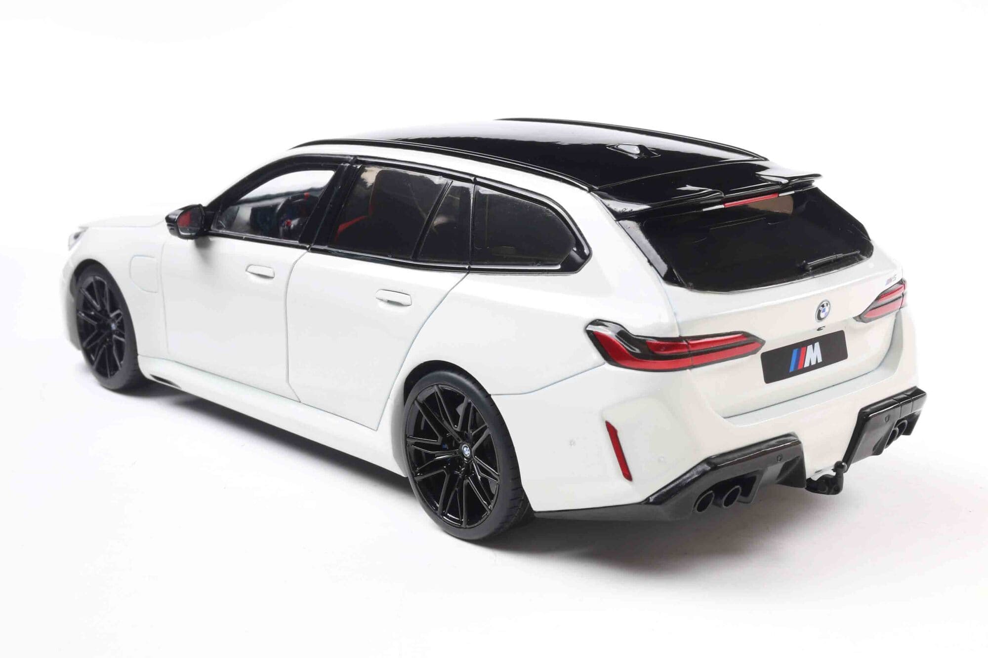 Solido BMW M5 Touring G99 Alpine White Standmodellauto im Massstab 1_18