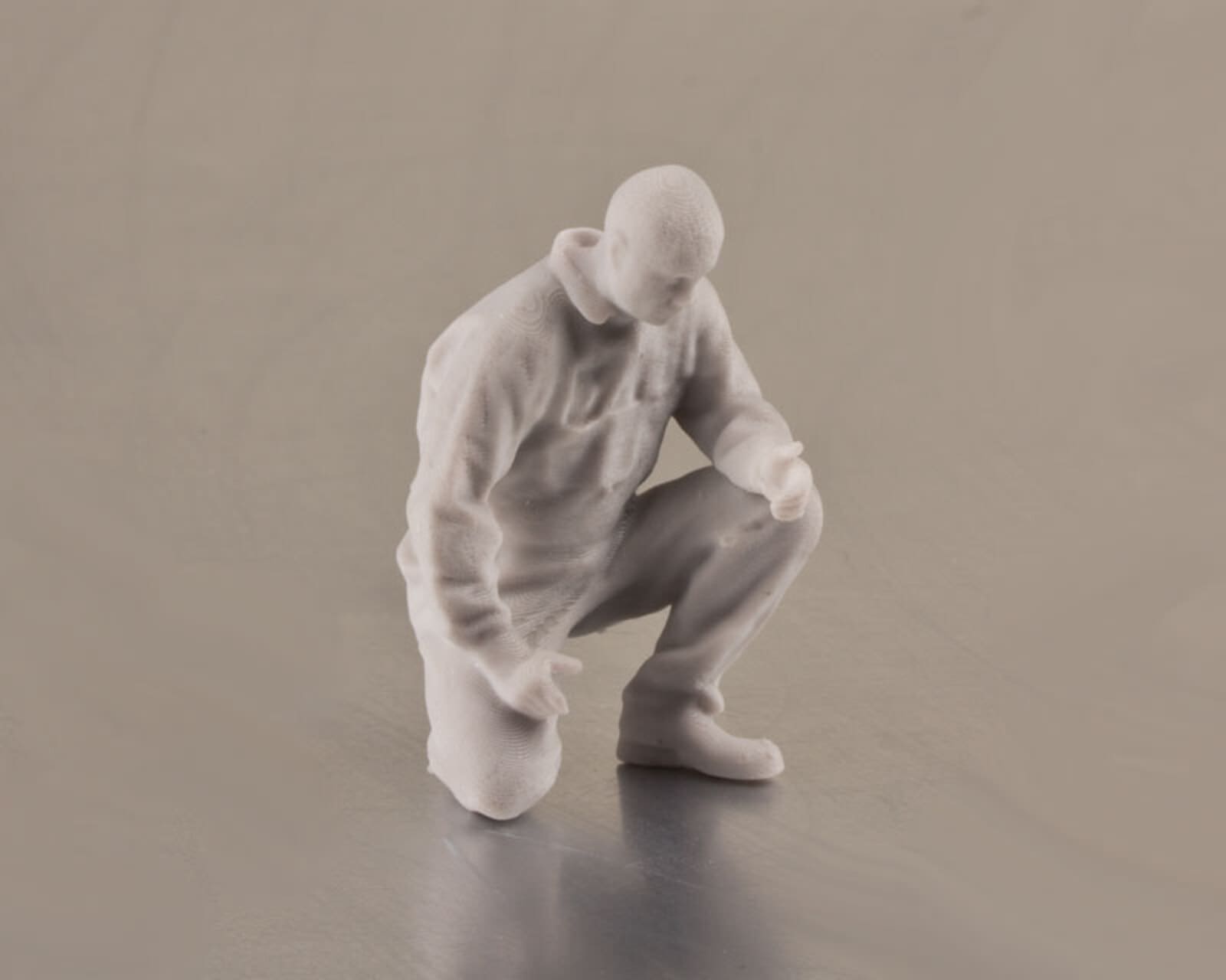 Krick Figur Arbeiter kniehend 3D Resin 1_25 - RC-Zubehoer