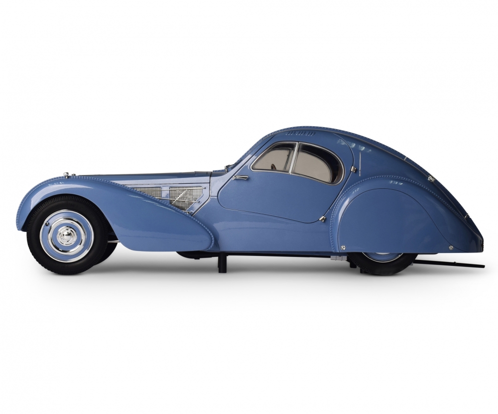 1_8 IXO Bugatti 57 SC Modellauto Bausatz mit beweglichen Teilen und LED-Beleuchtung