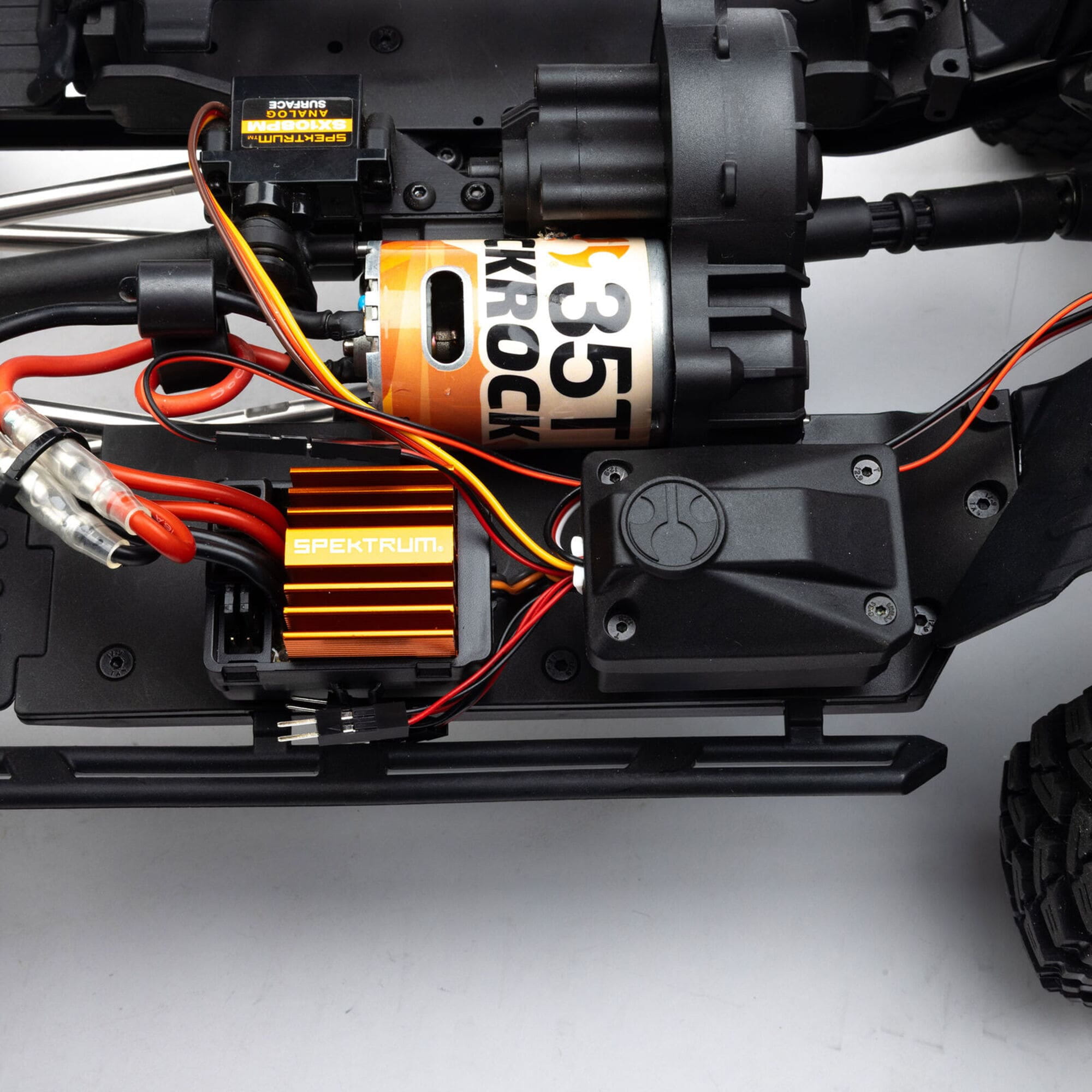 Axial SCX10 III Motobilt Jeep JT Gladiator 1_10 RTR Rock Crawler Gruen