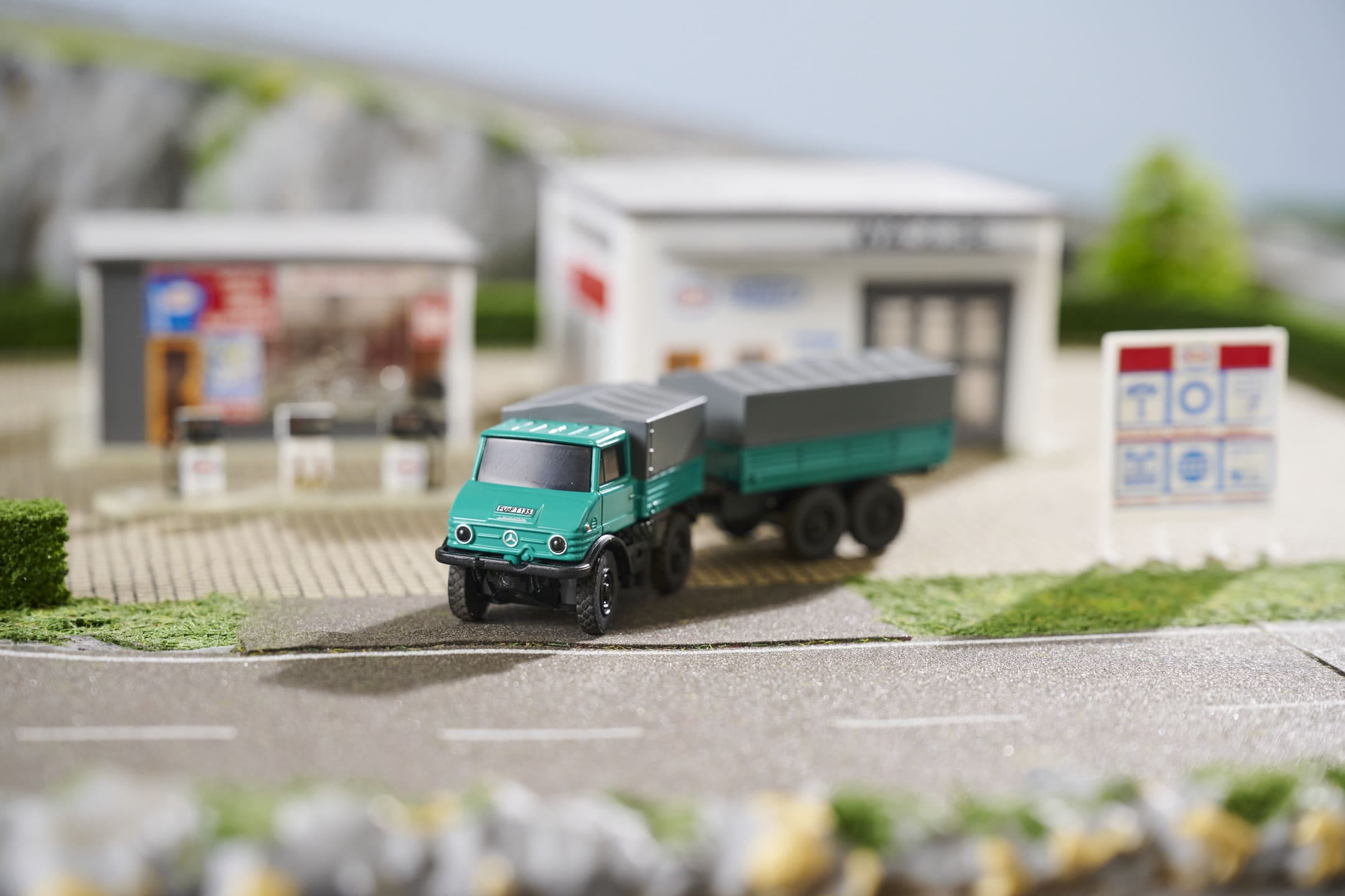 Carson RC Mercedes-Benz Unimog U406 Forst mit Haenger 1_87 RTR_