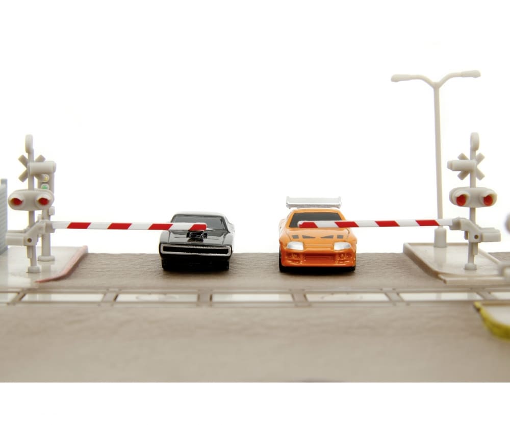 Fast - Furious Nano Diorama von Jada Toys - Zug-Szene mit Dodge Charger - Toyota Supra