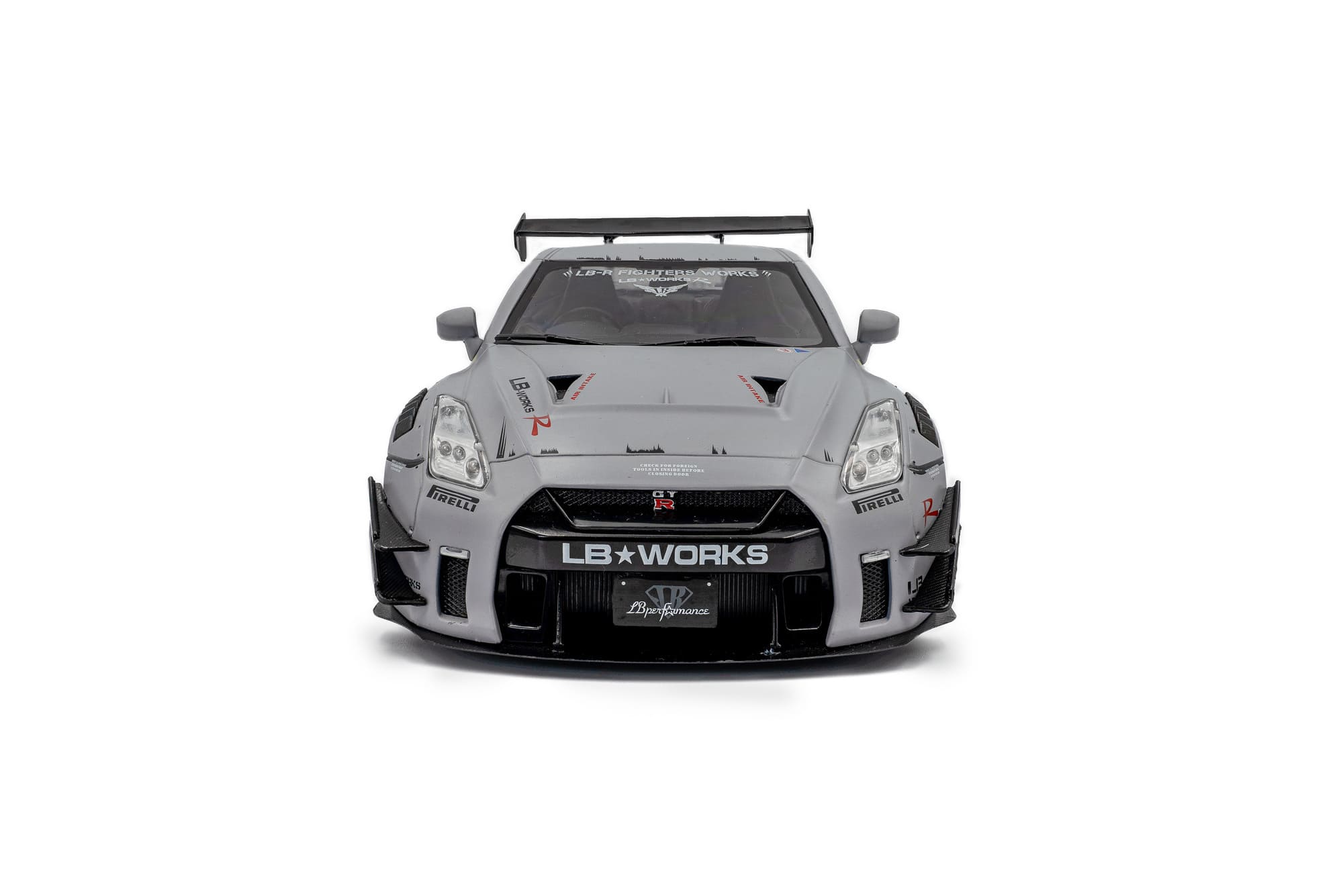 Solido 1_18 Nissan GT-R _R35_ grau mit Figur