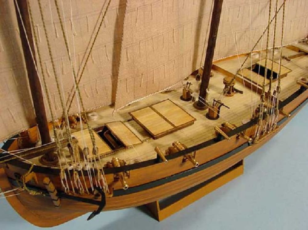 Shipyard Le Coureur French Lugger 1776 Schiff Laser Cut 1:72 Kartonbausatz