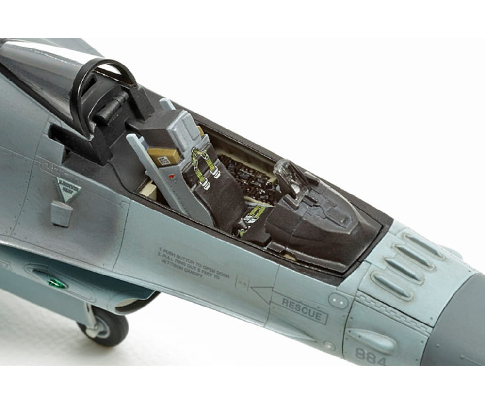 Tamiya 1:72 US F-16CJ Fighting Falcon