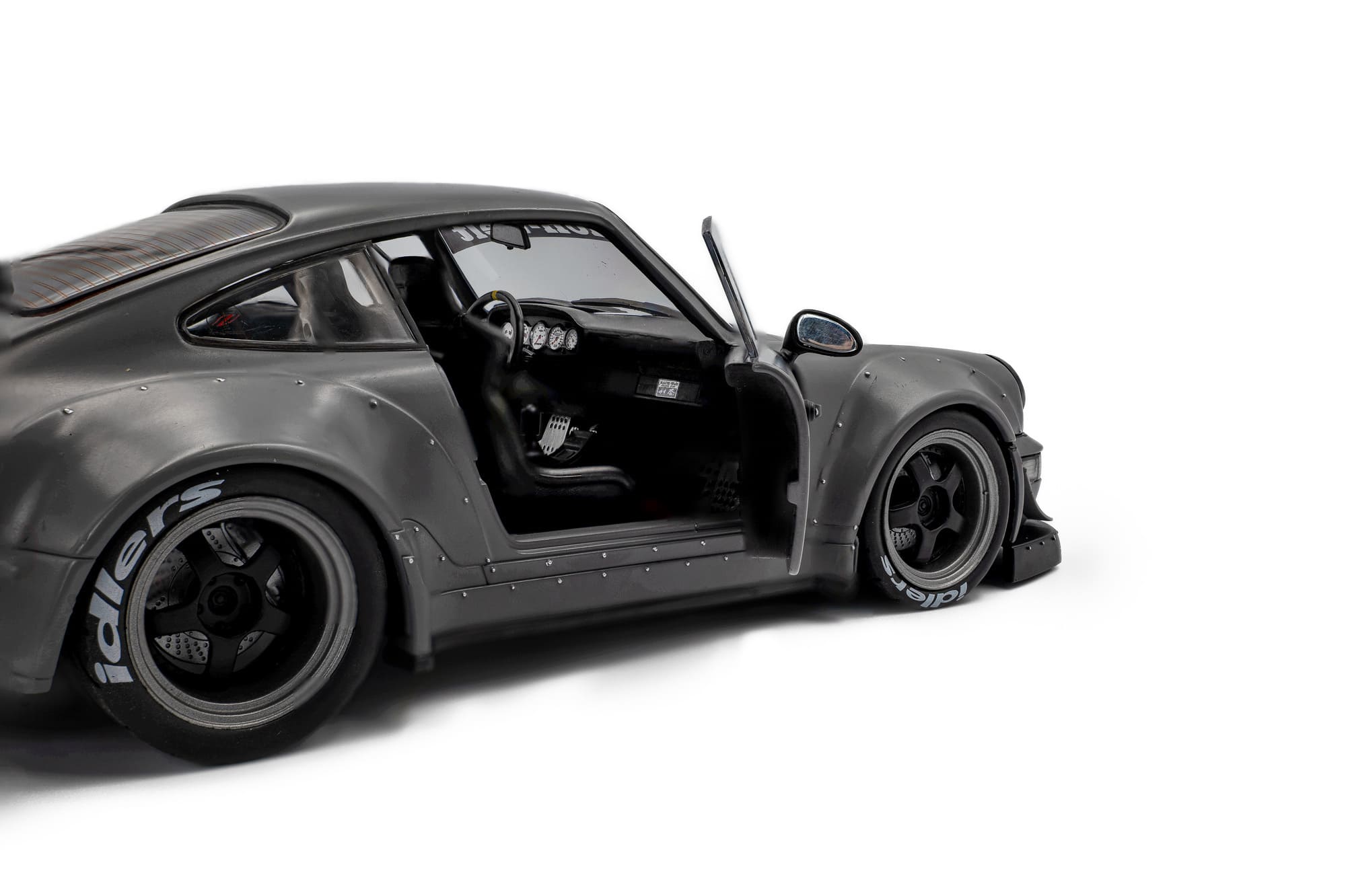 Solido RWB Bodykit Nardo grau mit Figur Modellauto 1_18