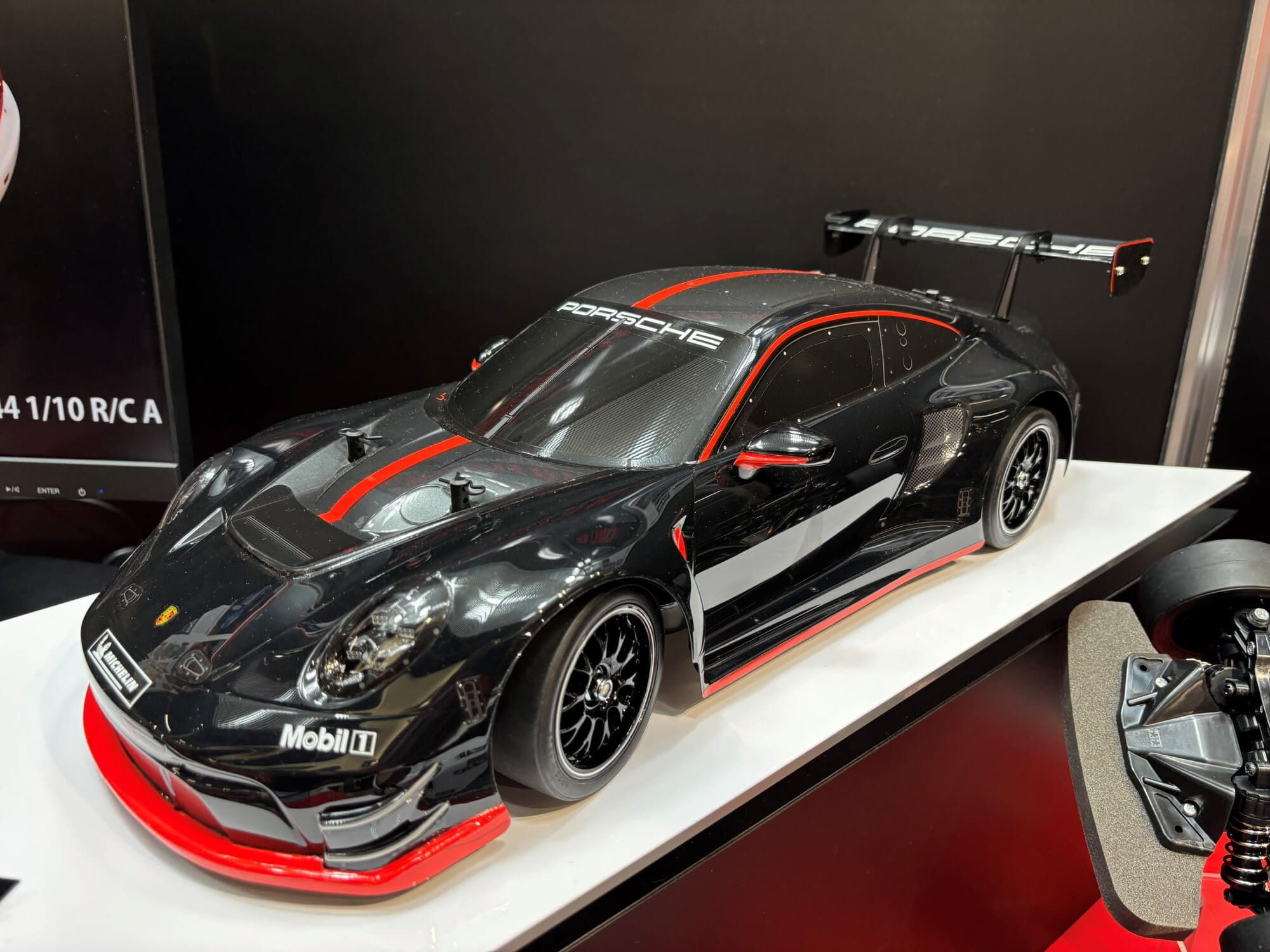 Tamiya RC Modell Porsche 911 GT3R 992 mit TT-02 Chassis und vorlackierter Karosserie