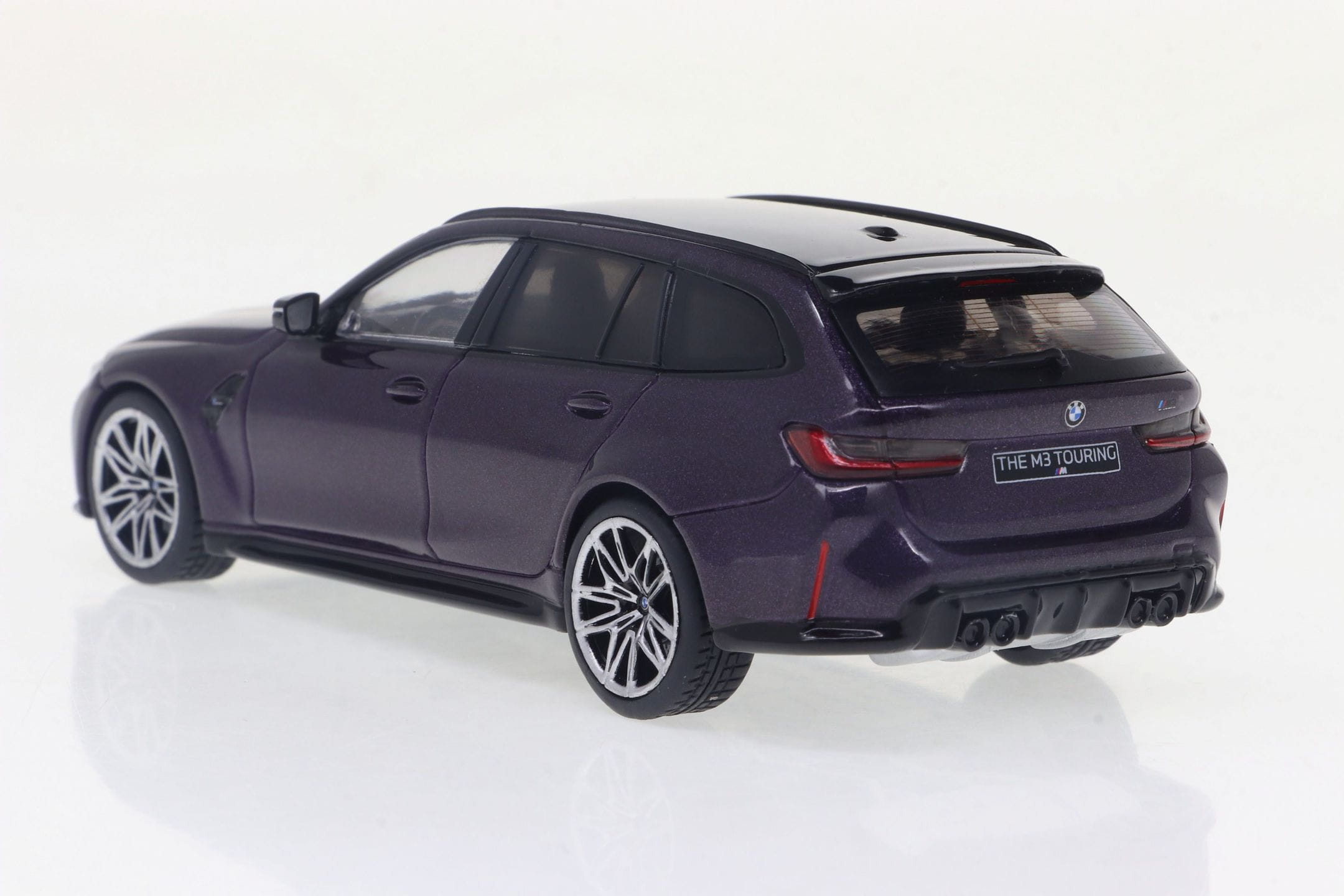 BMW G81 M3 Touring 2023 Modellauto in Daytona Violet im Massstab 1_43 von Solido