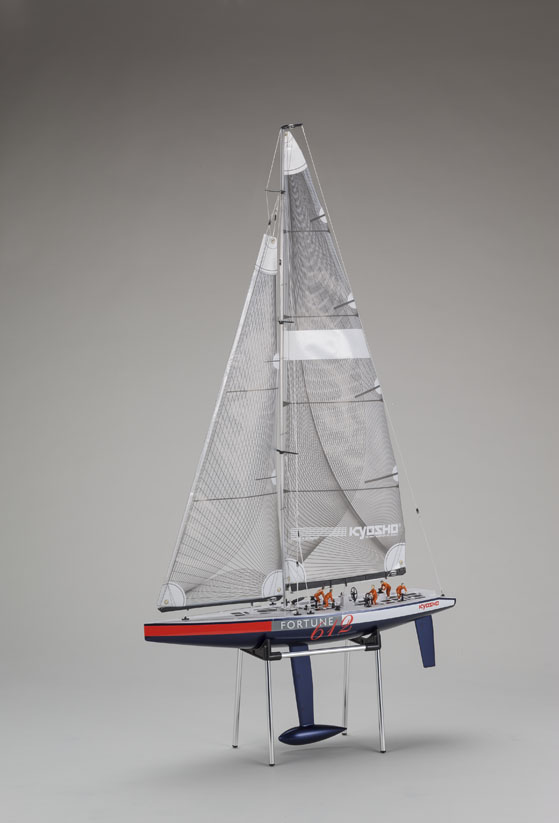 Kyosho RC Segelschiff Fortune 612 II RTR auf Schiffsstaender