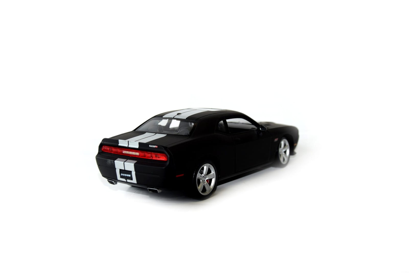 Welly Modellauto 1:24 2012 Dodge Challenger SRT Matt Schwarz