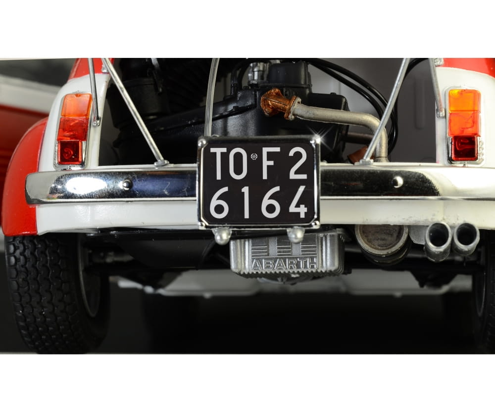 Italeri 1:12 FIAT Abarth 695 SS/ Assetto Corsa Italeri 1:12 FIAT Abarth 695 SS/ Assetto Corsa