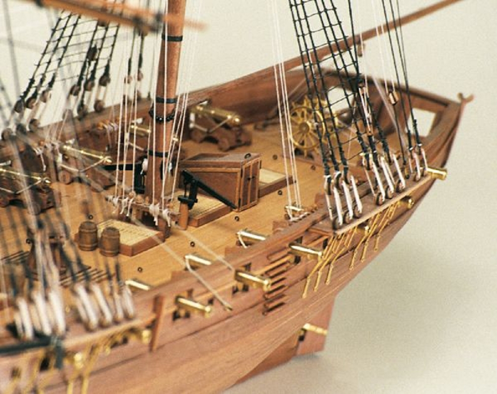 H_M_S. Cruiser Modellbausatz 1_64 mit Holz und Metallteilen