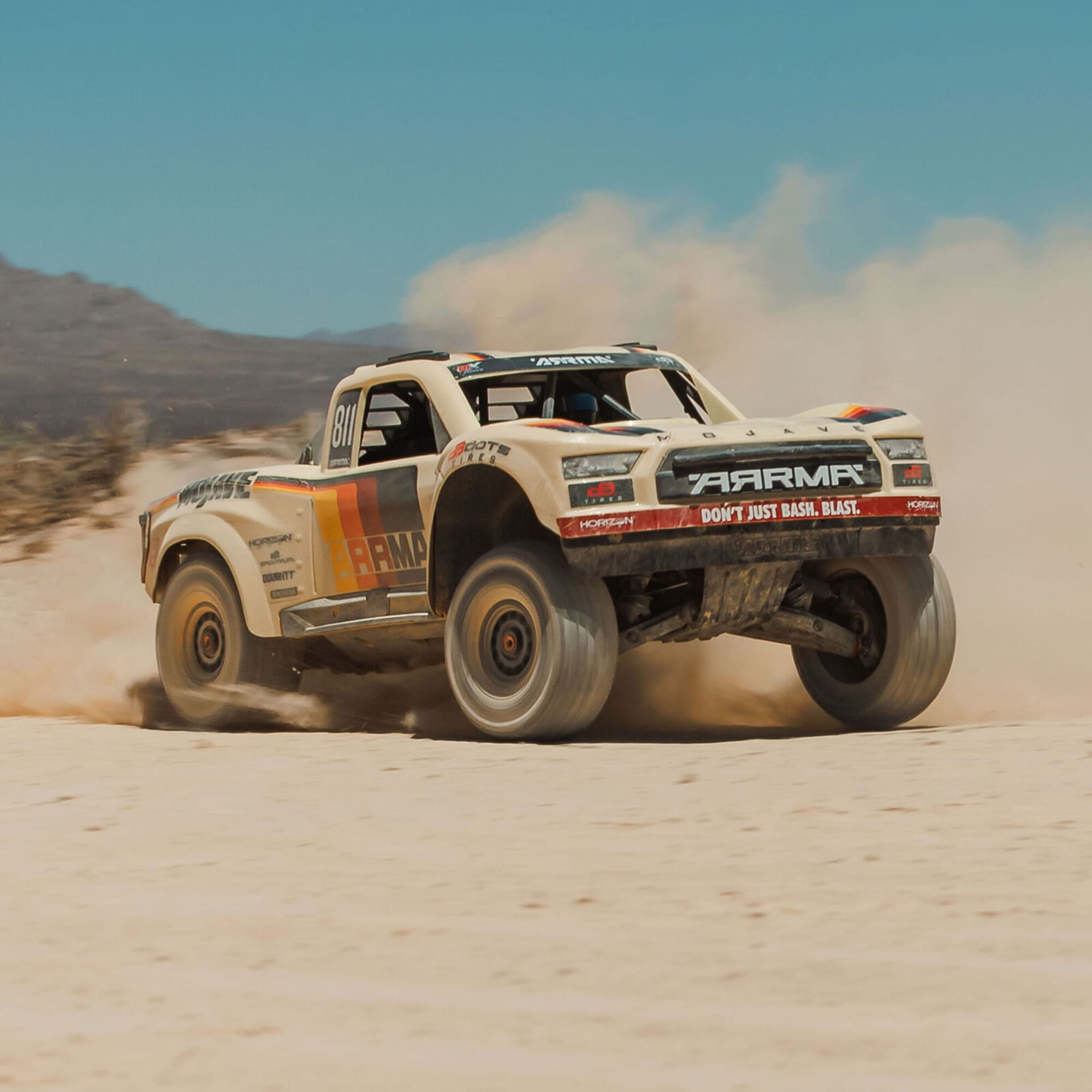 ARRMA MOJAVE 6S 4X4 RTR 1_7 Brushless Desert Truck Weiss