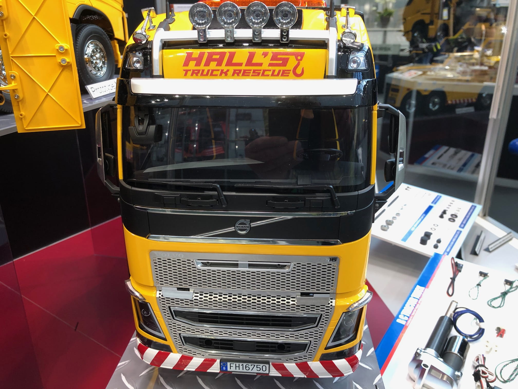 Tamiya Volvo FH16 Abschlepp-Truck 8x4 Truckmodell