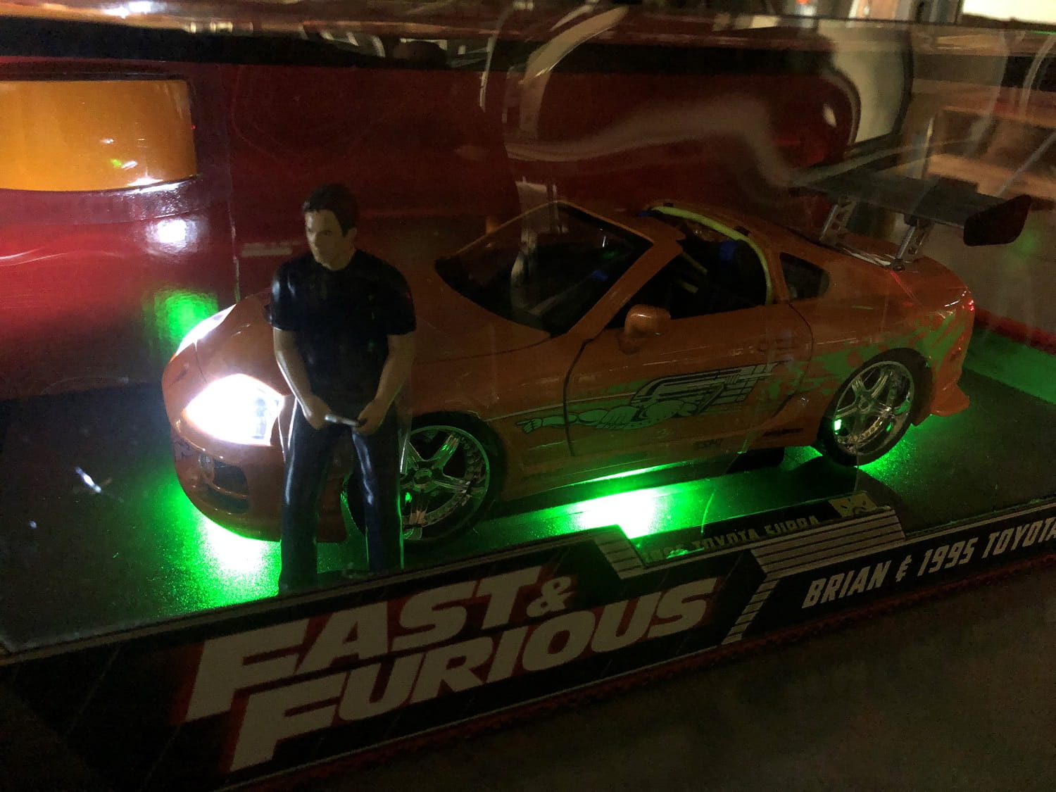 Jadatoys Toyota Supra 1995 mit Neon Kit Fast and Furious mit Brian Figur 1:18 Modellauto