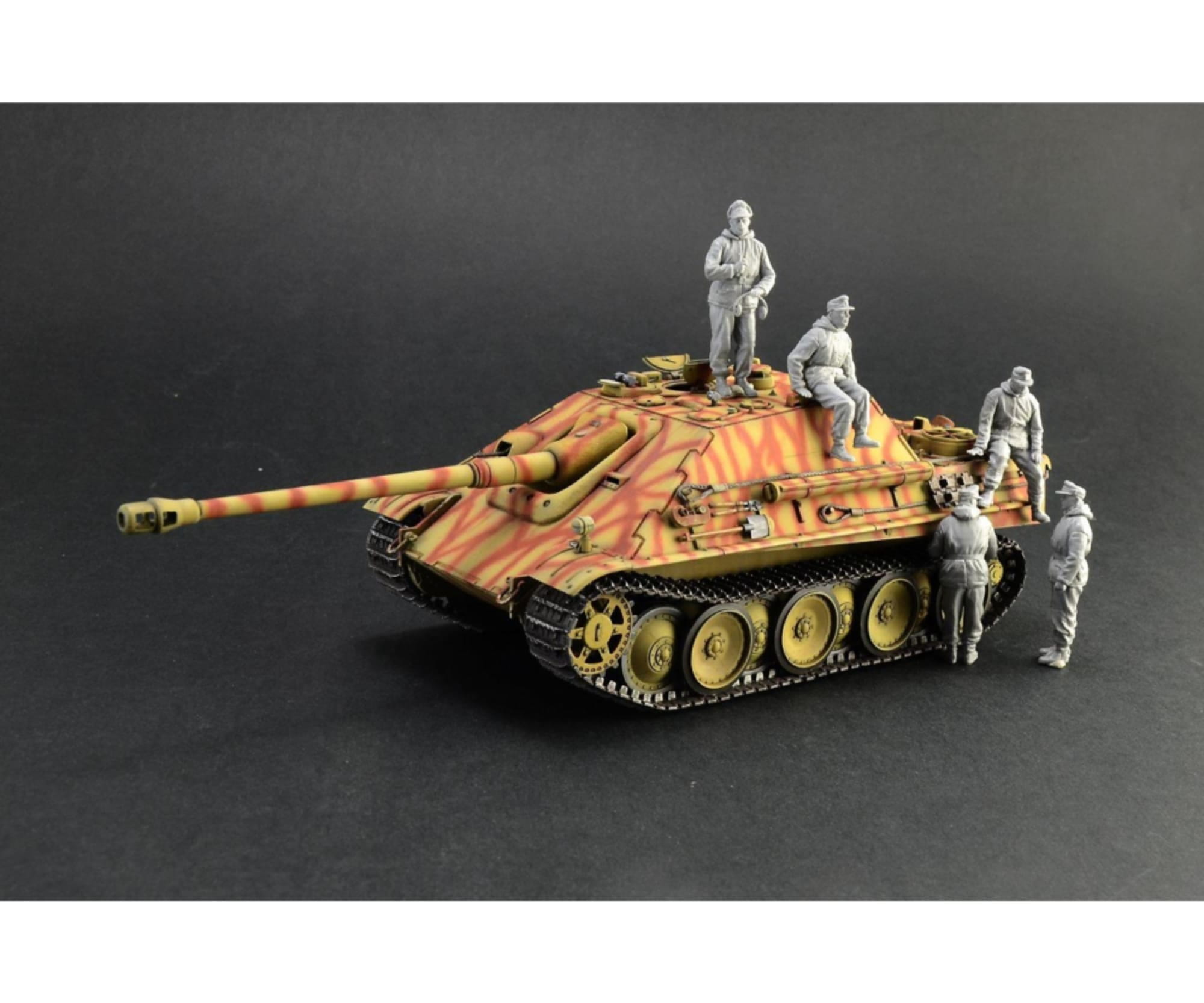Italeri 1_35 Sd_Kfz.173 Jagdpanther_winter crew Figurenbausatz