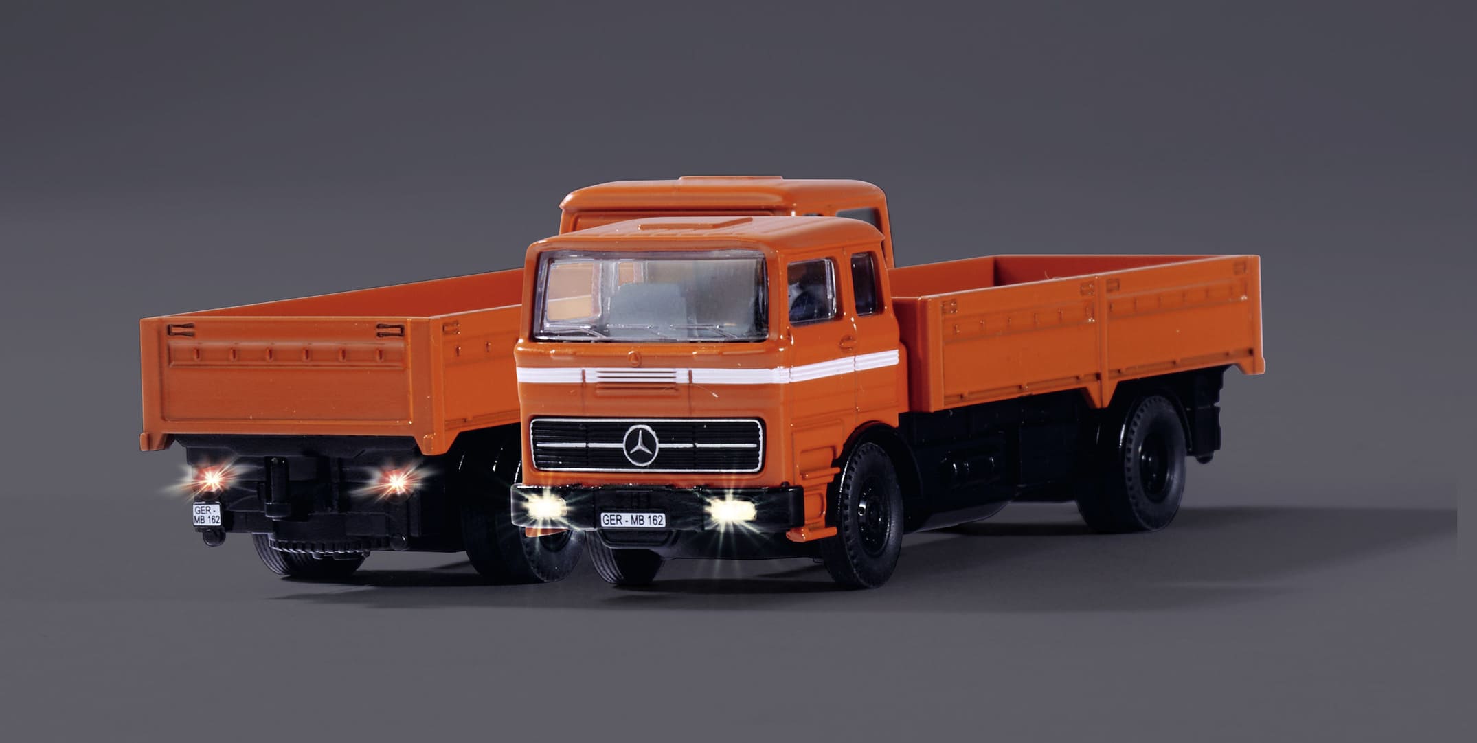 Carson MB 1620 Pritsche 1_87 RTR orange Carson MB 1620 Pritsche mit Anhaenger 1_87 RTR orange fuer H0 Modellbahn_