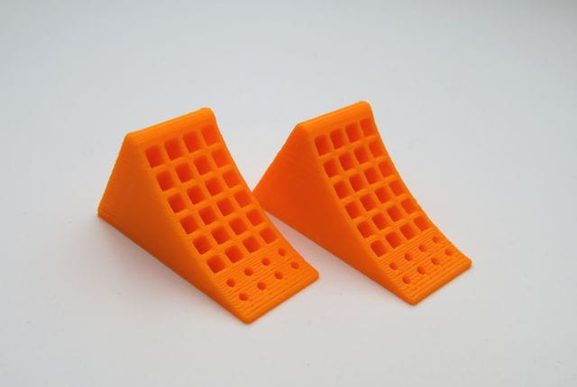 Thicon 1_14 Hemmschuhe leuchtorange mit Halter schwarz 2Stueck - RC-Zubehoer