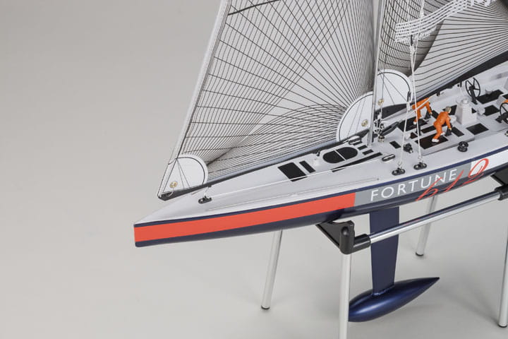 Kyosho RC Segelschiff Fortune 612 II RTR auf Schiffsstaender