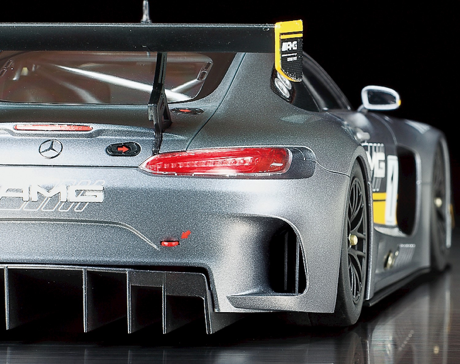 Tamiya 1_24 Mercedes-AMG GT3 Modellbausatz mit detaillierter Karosserie und Innenraum