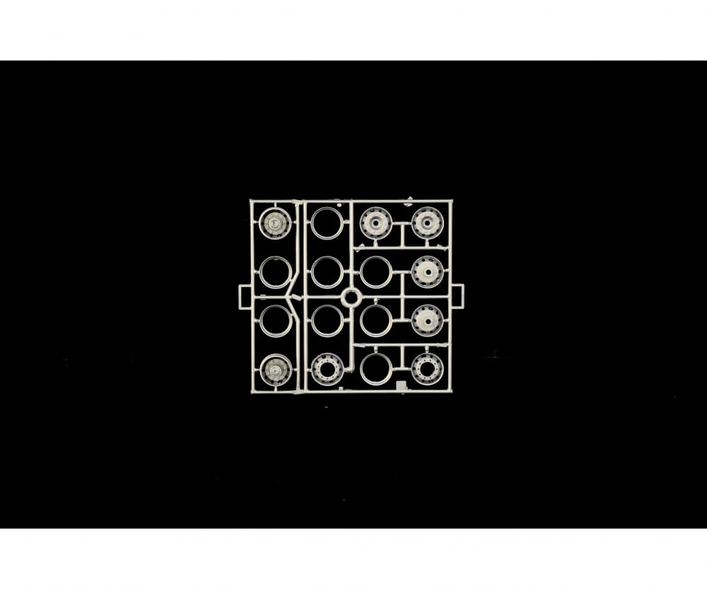 Italeri 1:24 Mercedes-Benz SK1844 LS V8