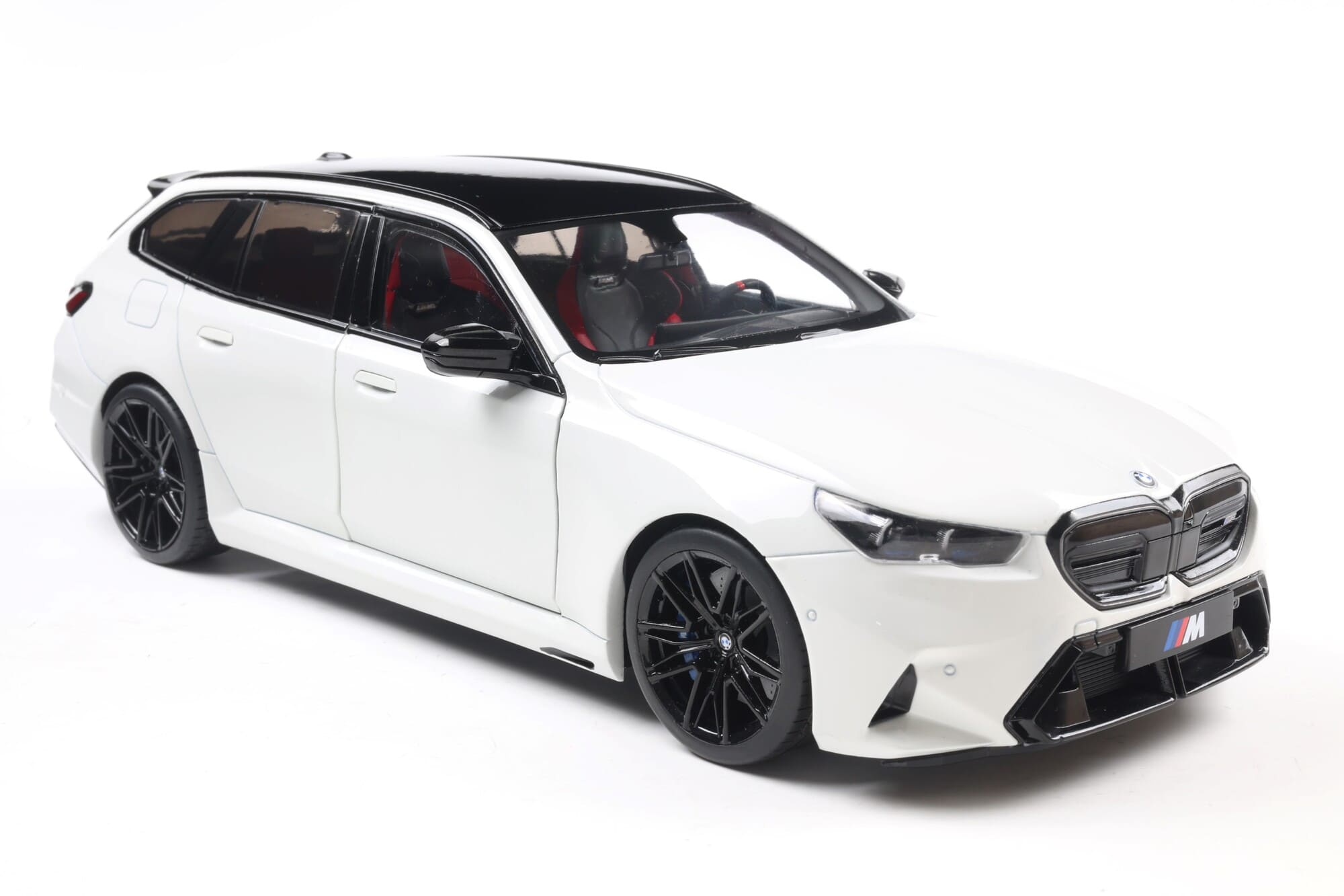 Solido BMW M5 Touring G99 Alpine White Standmodellauto im Massstab 1_18
