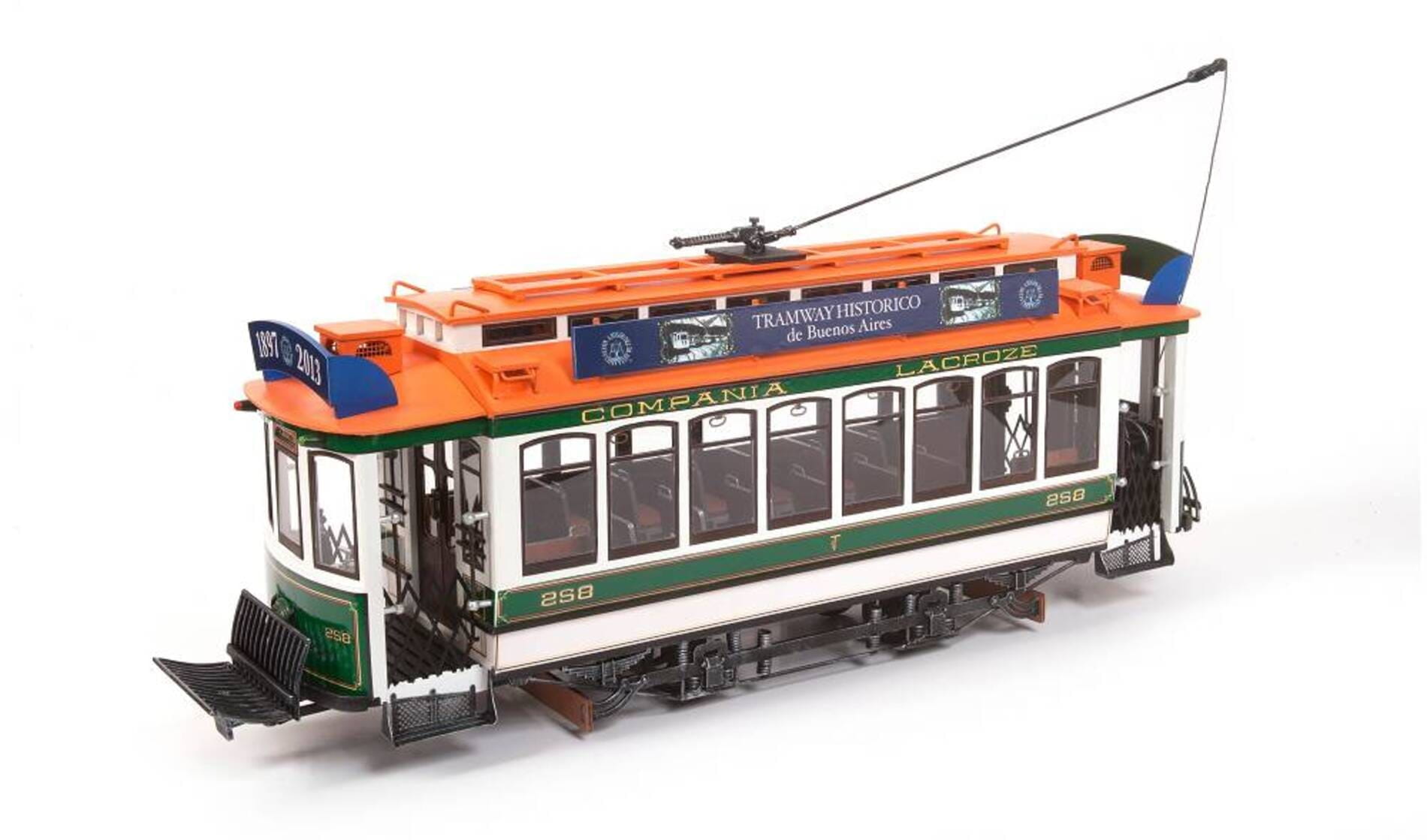 Detailreicher Holzmodellbausatz der Buenos Aires Strassenbahn im Massstab 1_24 von OcCre