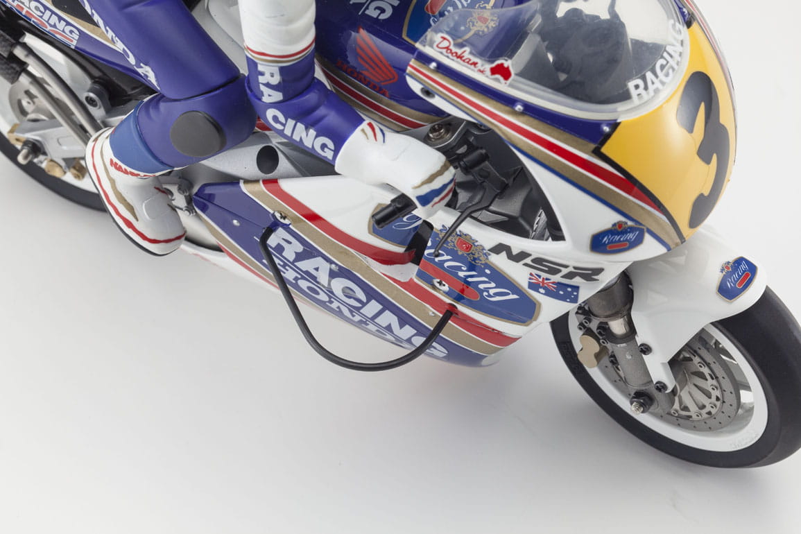 Kyosho Hanging On Racer Honda NSR500 1991 RC Motorrad Bausatz mit beweglicher Fahrerfigur