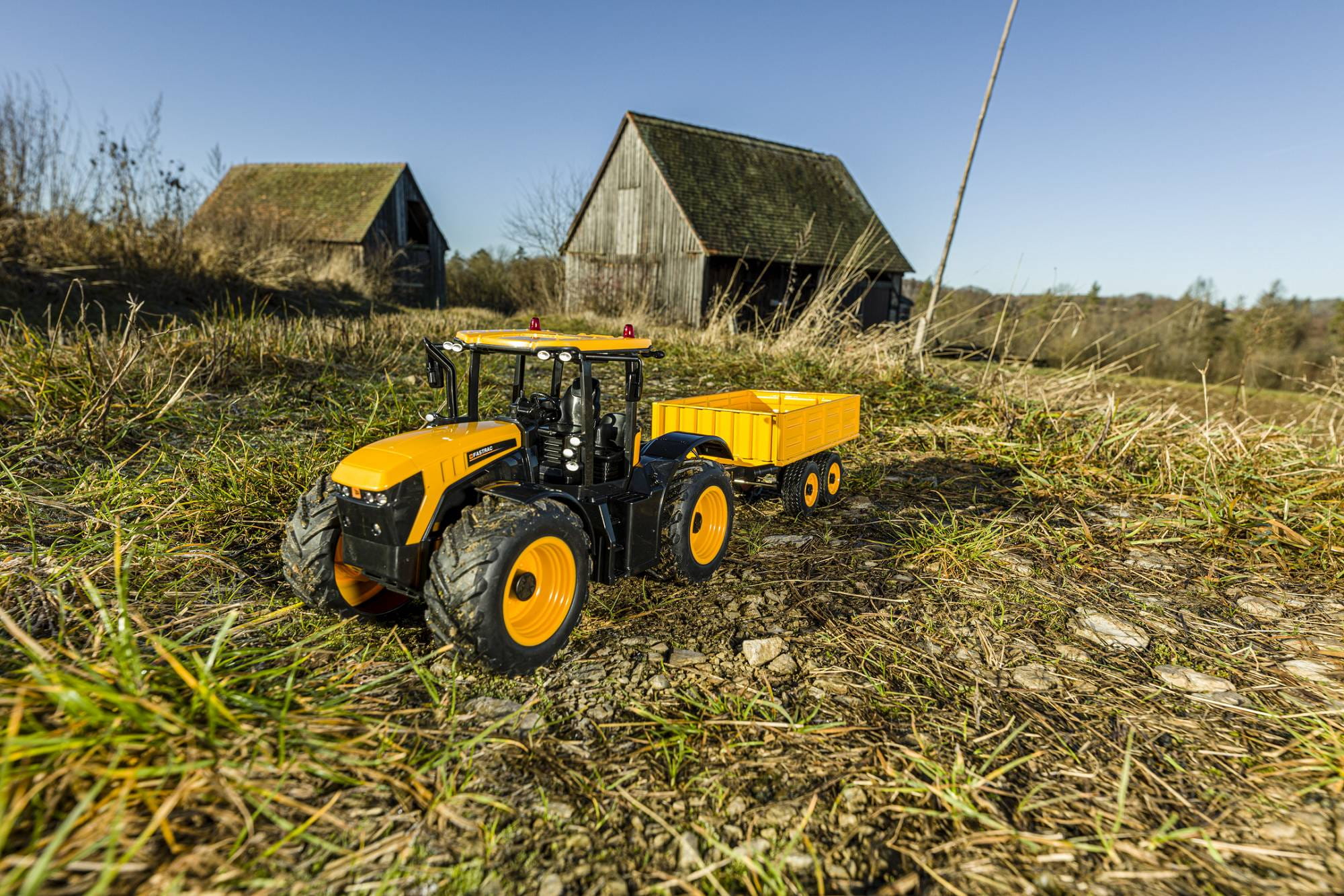 Carson RC Traktor 1:16 JCB mit Häng. 2,4Ghz 100% RTR Carson RC Traktor 1:16 JCB mit Häng. 2,4Ghz 100% RTR