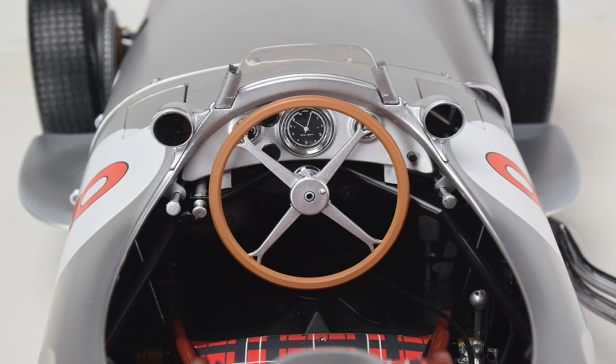 Mercedes-Benz W196 R Modell 1_8 Bausatz iXO Premium Collectables -12 mit Soundfunktion