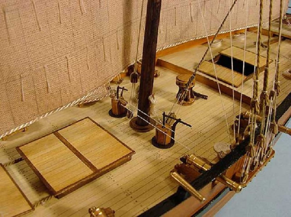 Shipyard Le Coureur French Lugger 1776 Schiff Laser Cut 1:72 Kartonbausatz