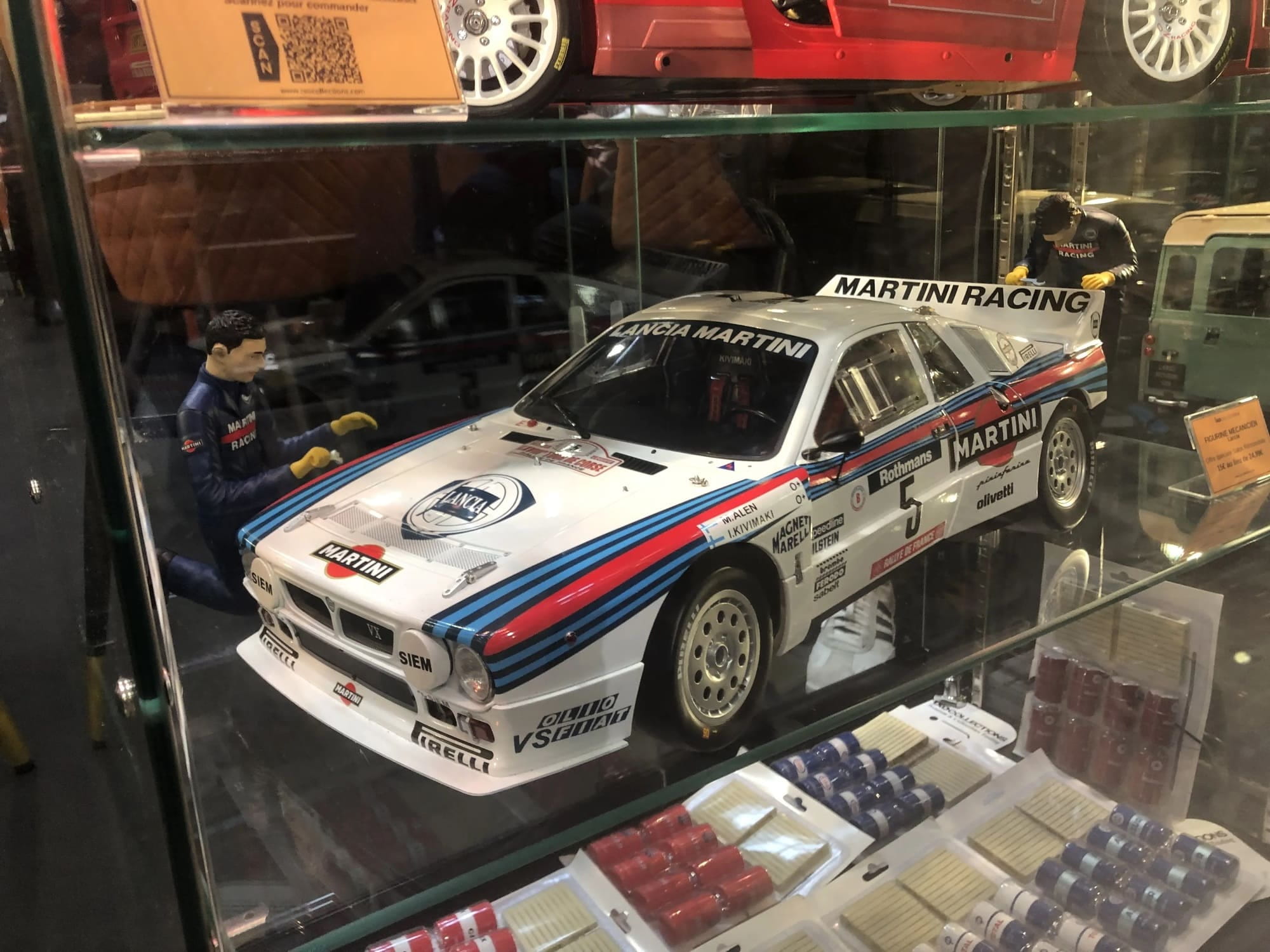 IXO Lancia 037 Metallbausatz 1_8 mit Martini Racing Design_ Licht- und Soundfunktion