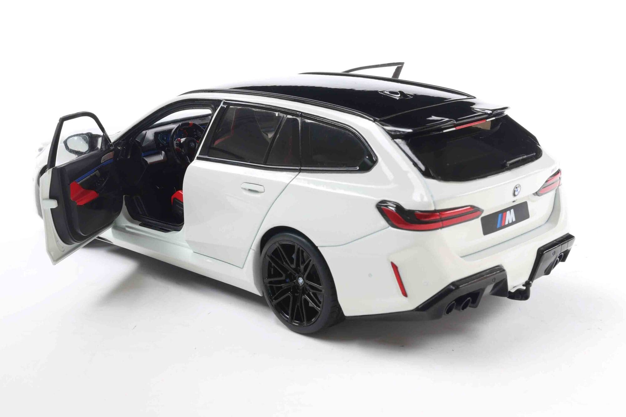 Solido BMW M5 Touring G99 Alpine White Standmodellauto im Massstab 1_18