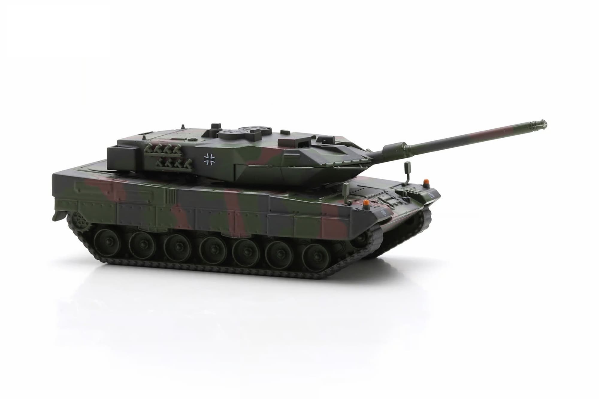 Schuco Bundeswehr Kampfpanzer Leopard 2A6 Tarnlackierung 1_87 Sammlermodell