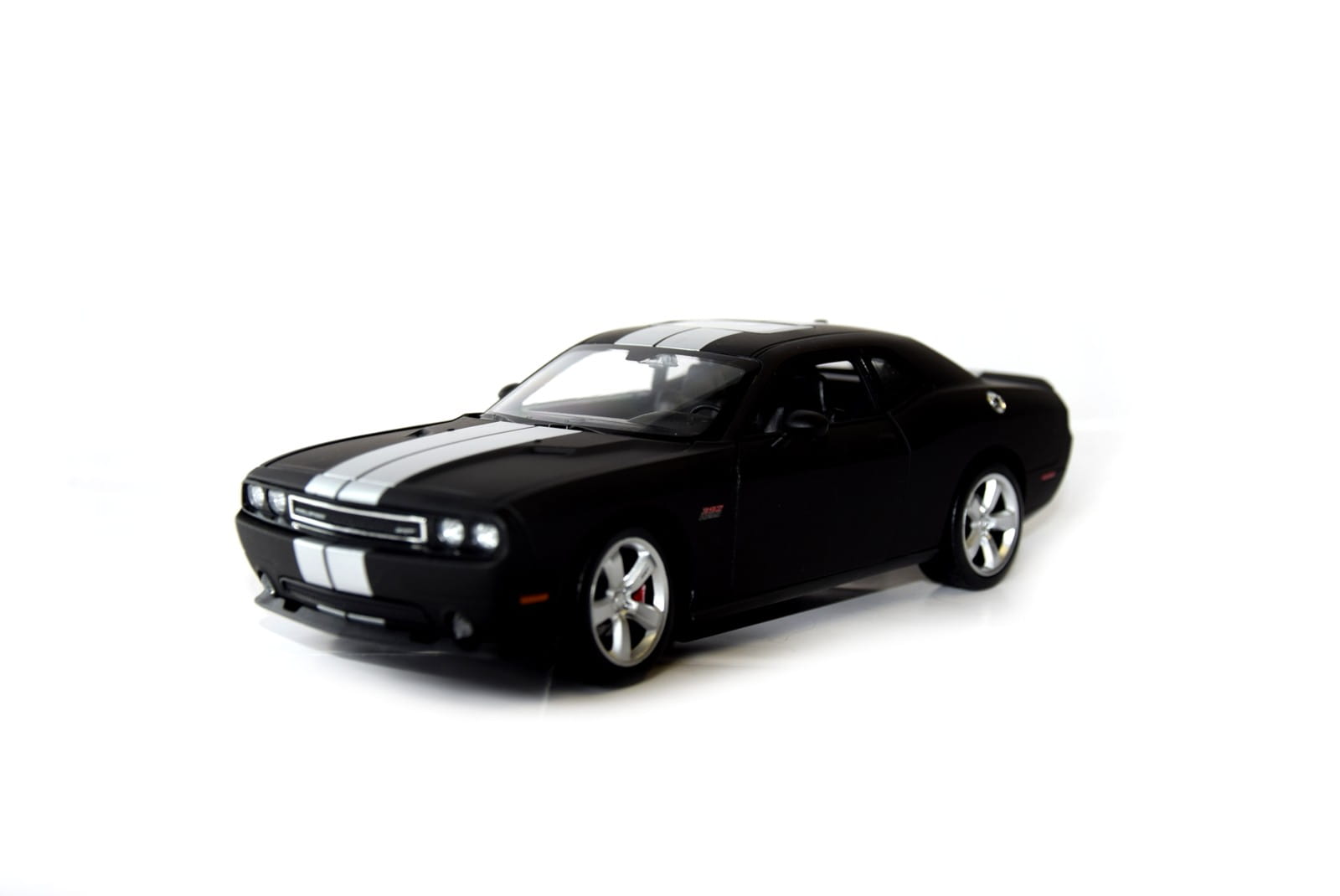 Welly Modellauto 1:24 2012 Dodge Challenger SRT Matt Schwarz