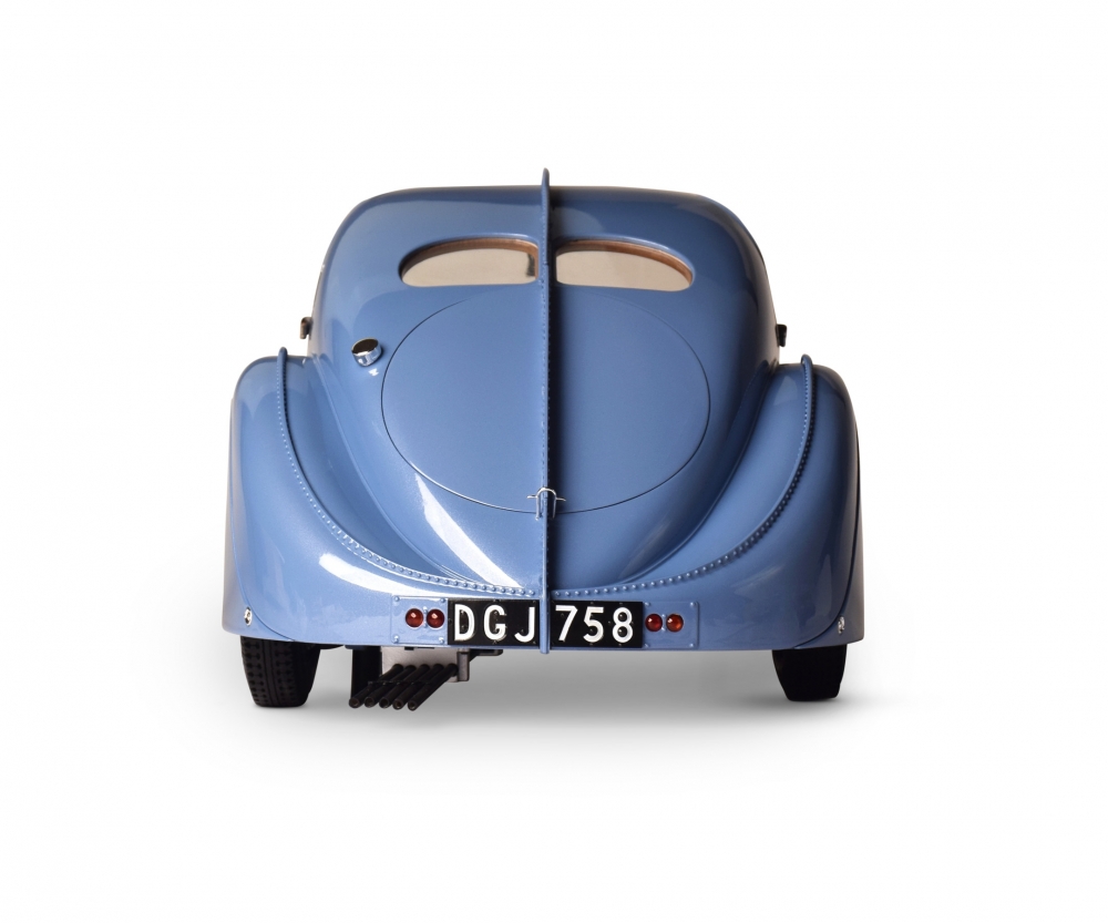 1_8 IXO Bugatti 57 SC Modellauto Bausatz mit beweglichen Teilen und LED-Beleuchtung