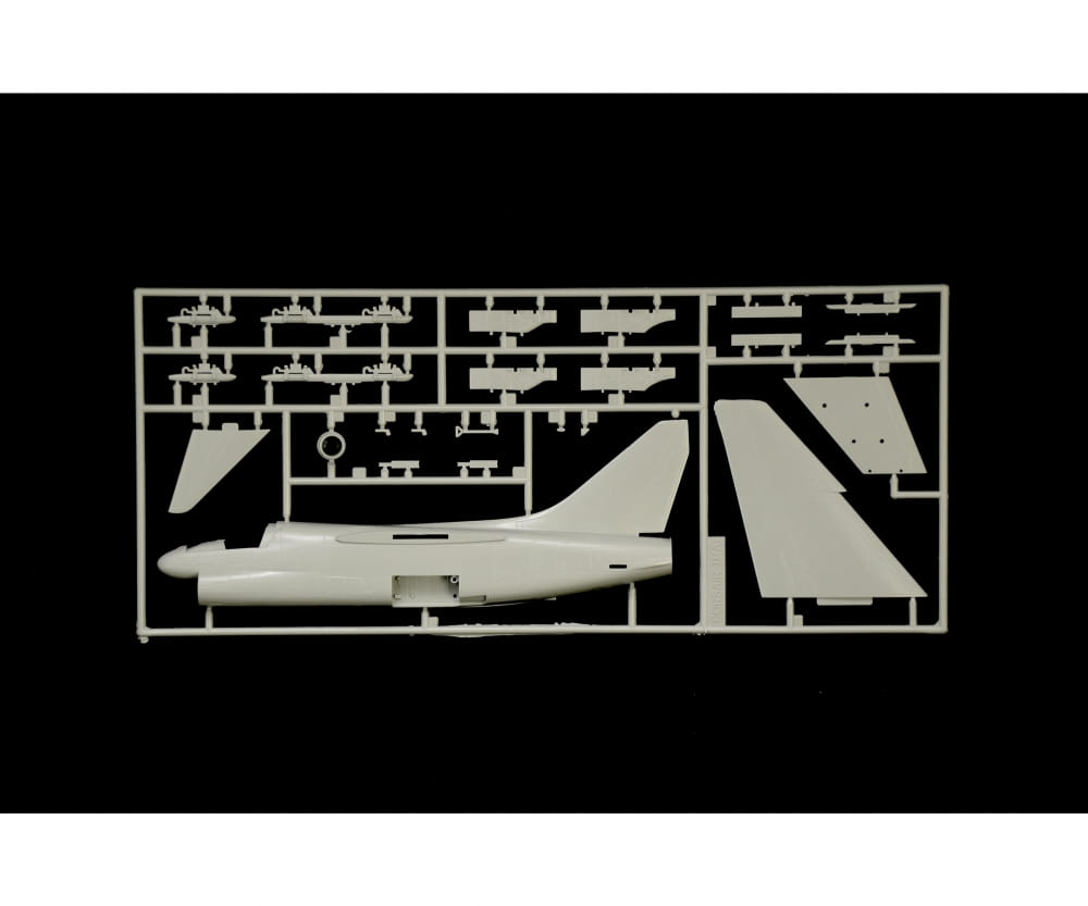 Italeri 1:72 A-7E Corsair II