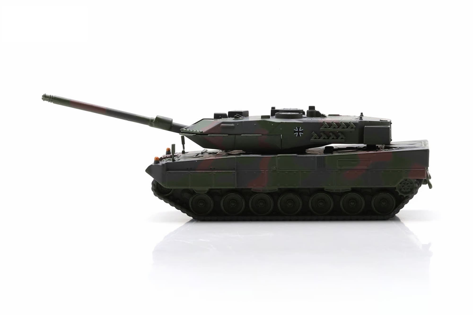 Schuco Bundeswehr Kampfpanzer Leopard 2A6 Tarnlackierung 1_87 Sammlermodell