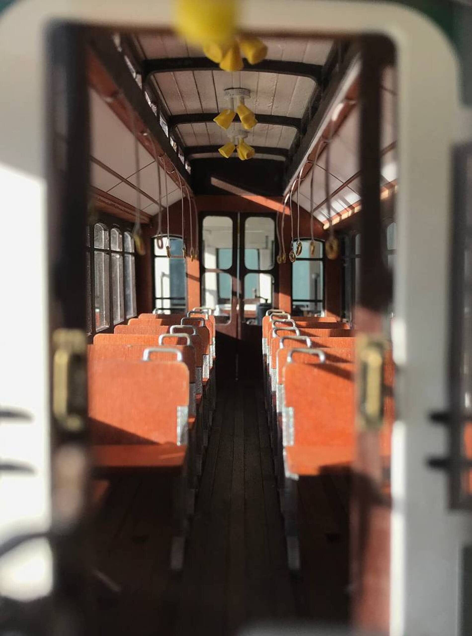 Detailreicher Holzmodellbausatz der Buenos Aires Strassenbahn im Massstab 1_24 von OcCre