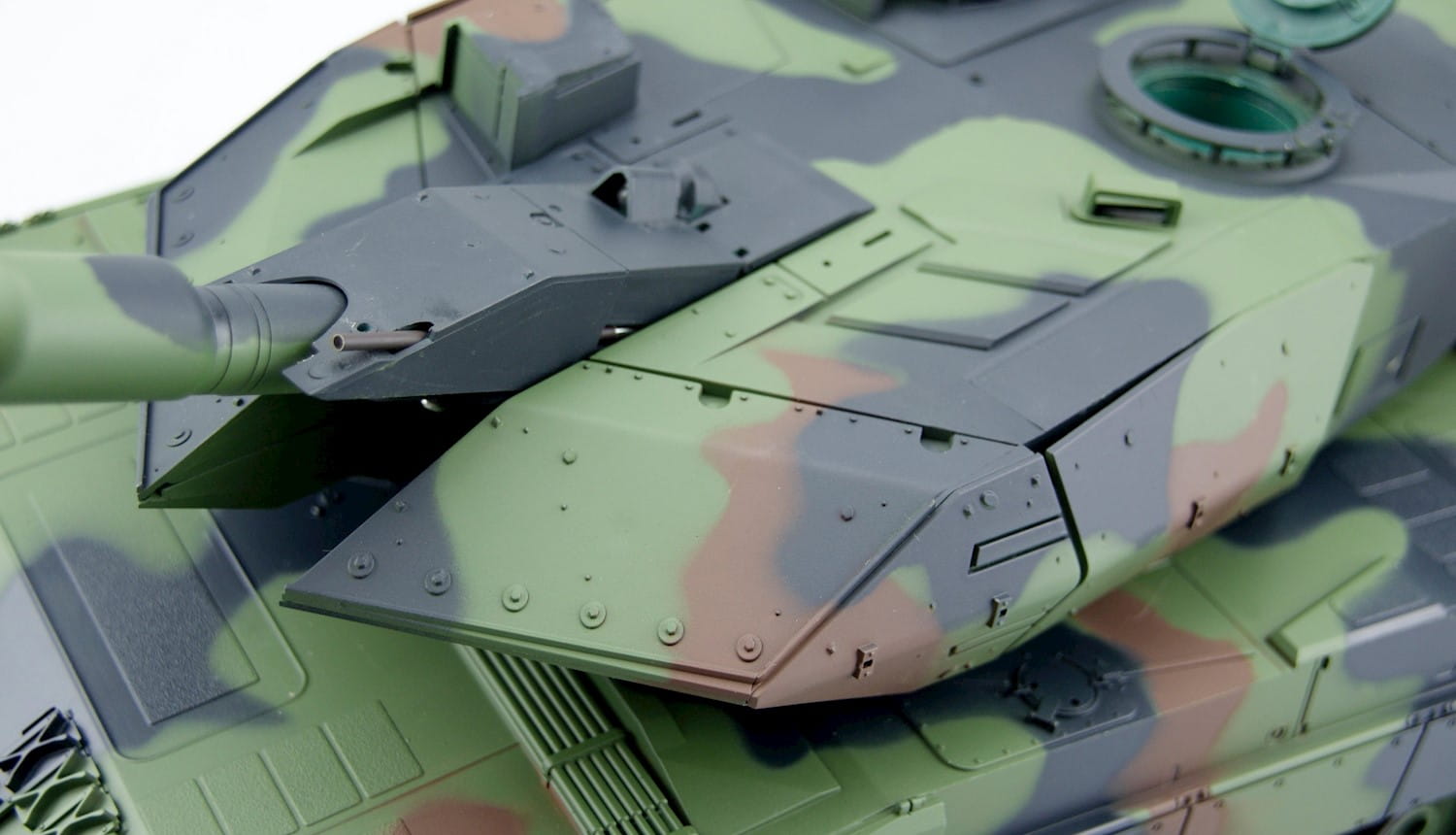 Amewi Leopard 2A6 RC-Panzer 1_16 Camouflage mit Rauch und Sound