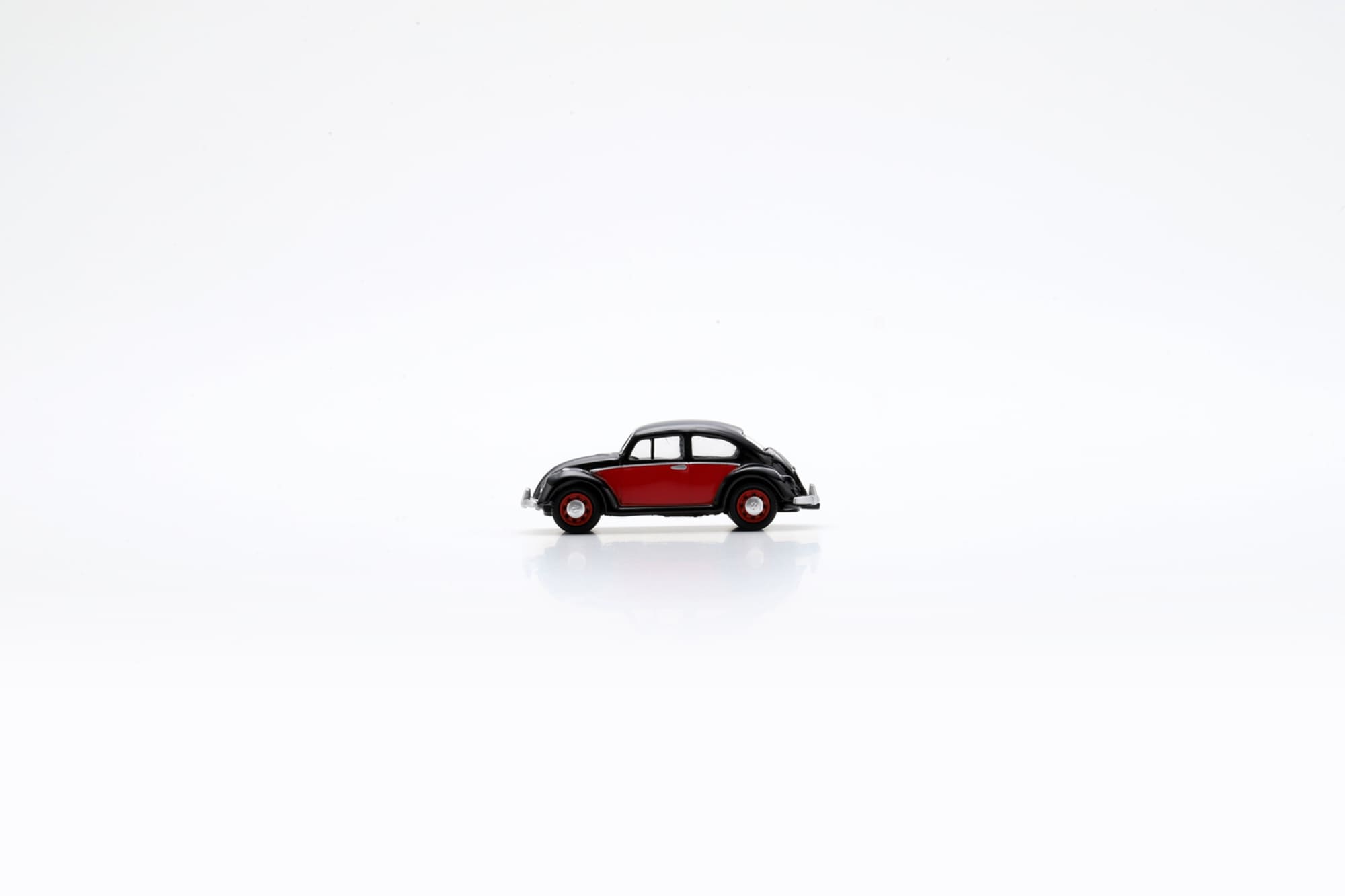 Schuco Volkswagen VW Kaefer Schwarz Rot 1_87 Sammlermodell