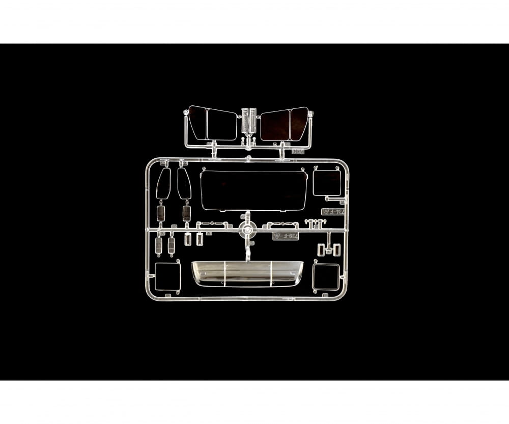 Italeri 1:24 Mercedes-Benz SK1844 LS V8