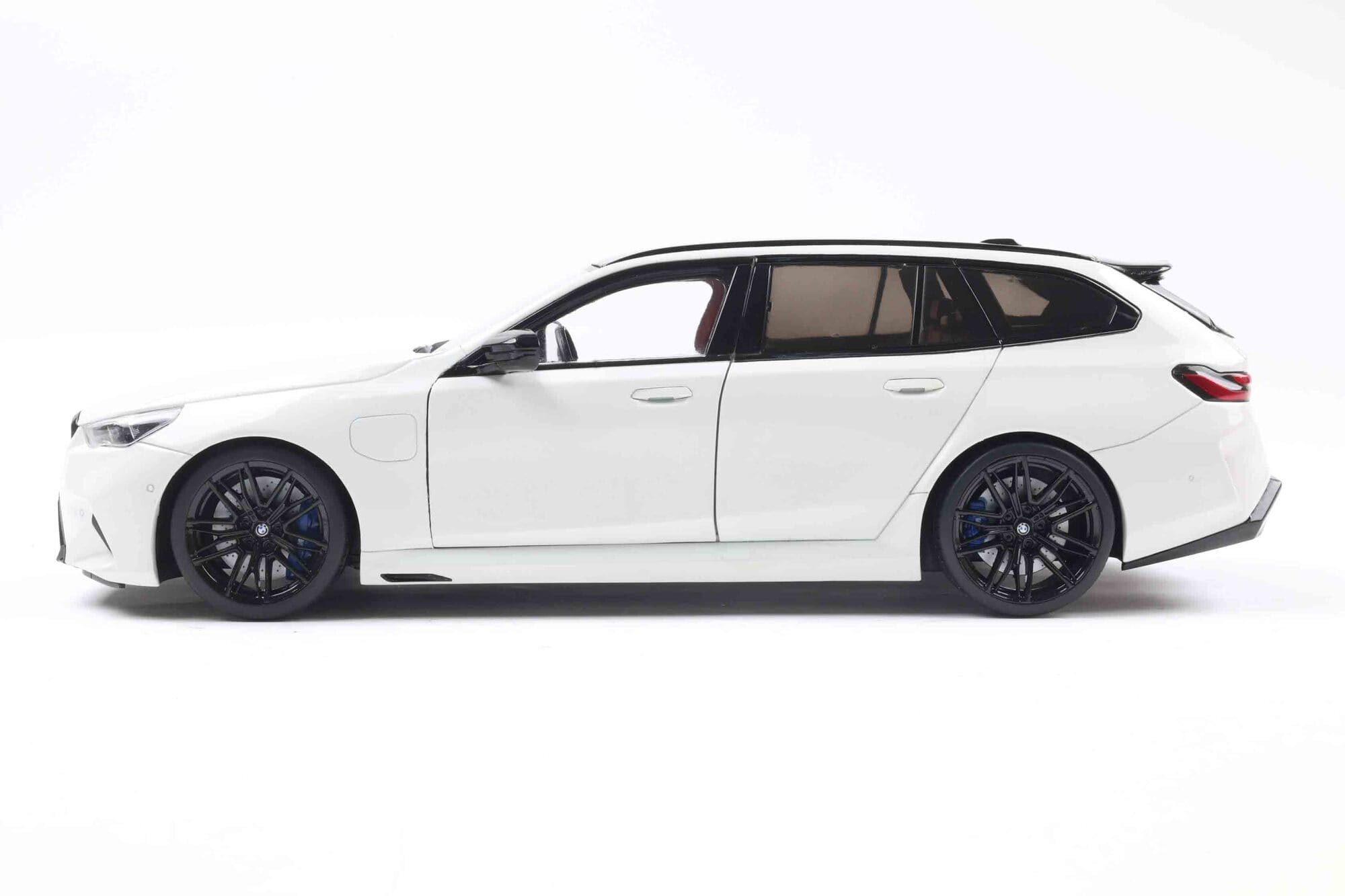 Solido BMW M5 Touring G99 Alpine White Standmodellauto im Massstab 1_18
